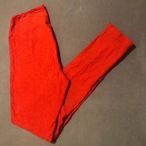 Lularoe solid red leggings.